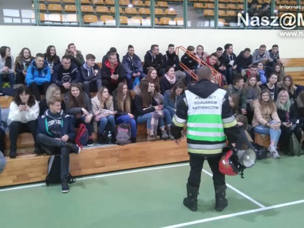 Mróz, śnieg i 50 osób uwięzionych na stacji PKS Mława