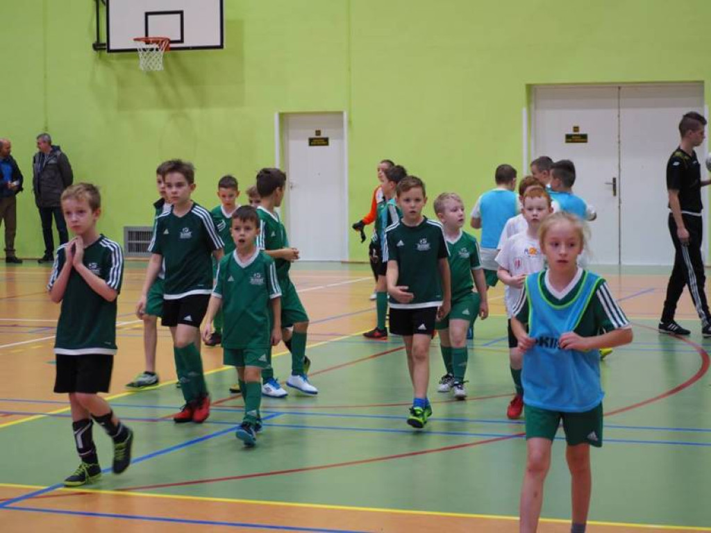 Mikołajki na sportowo. Z piłką i pod siatką