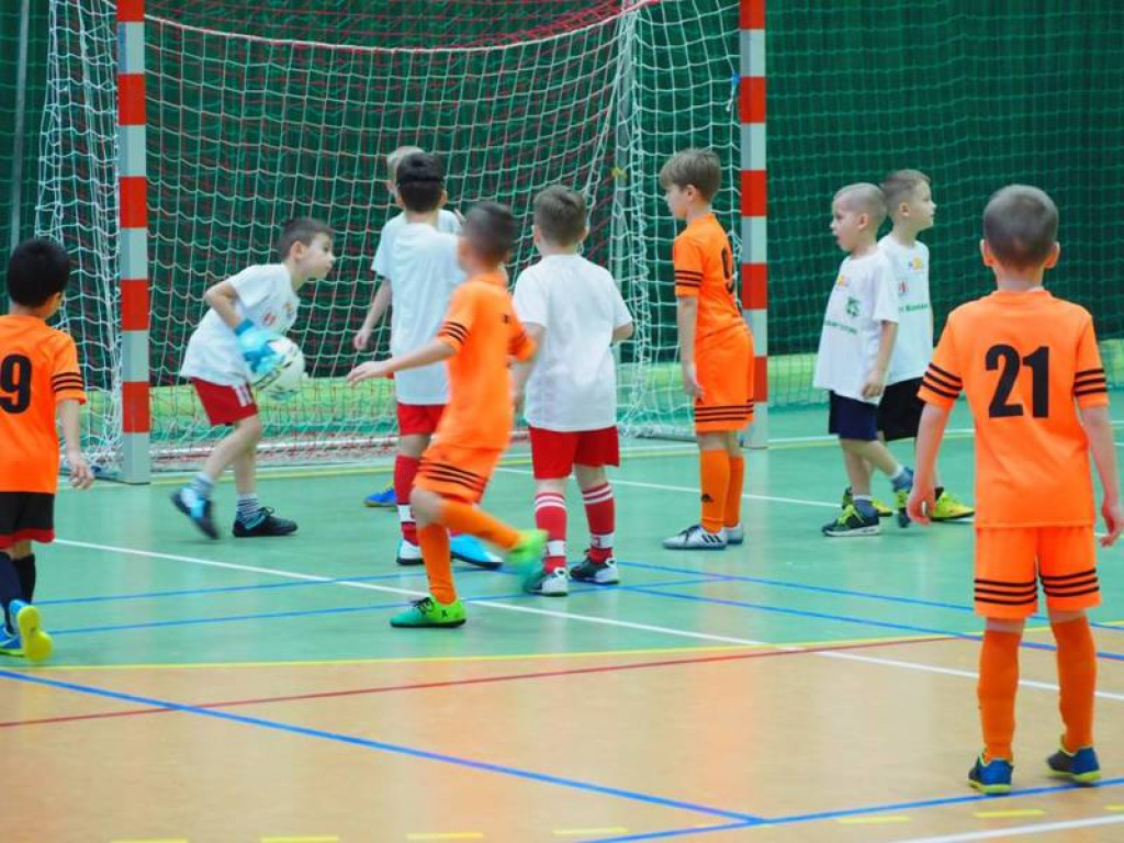 Mikołajki na sportowo. Z piłką i pod siatką