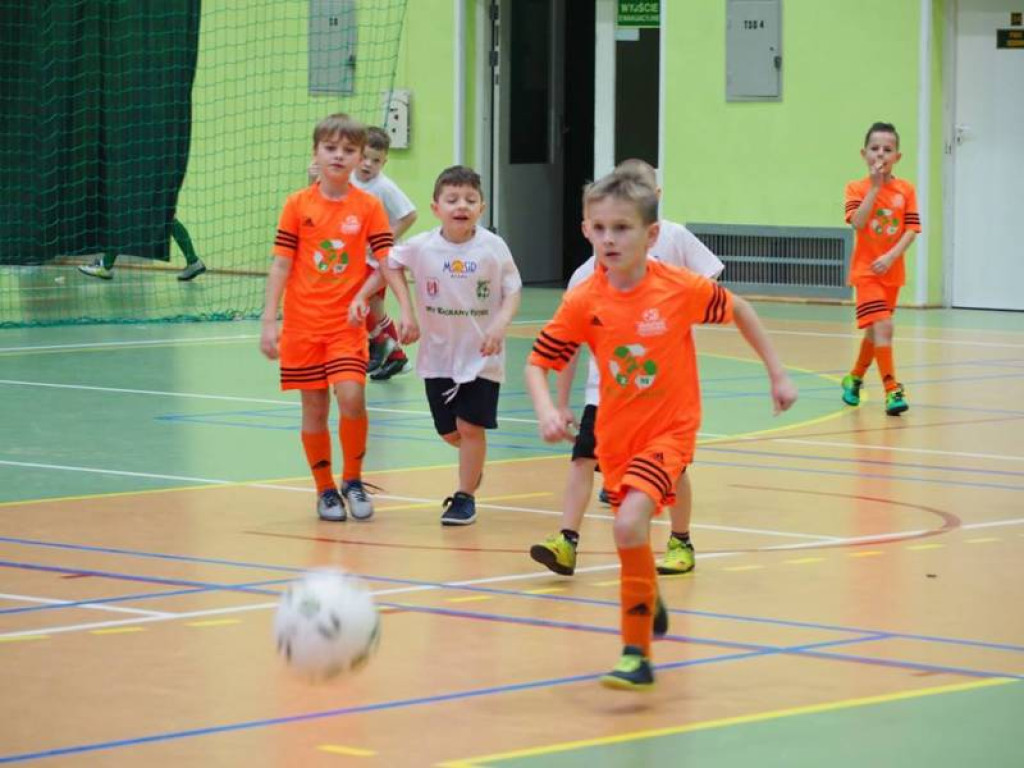 Mikołajki na sportowo. Z piłką i pod siatką