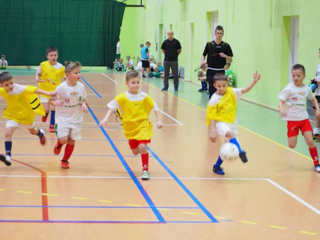 Mikołajki na sportowo. Z piłką i pod siatką