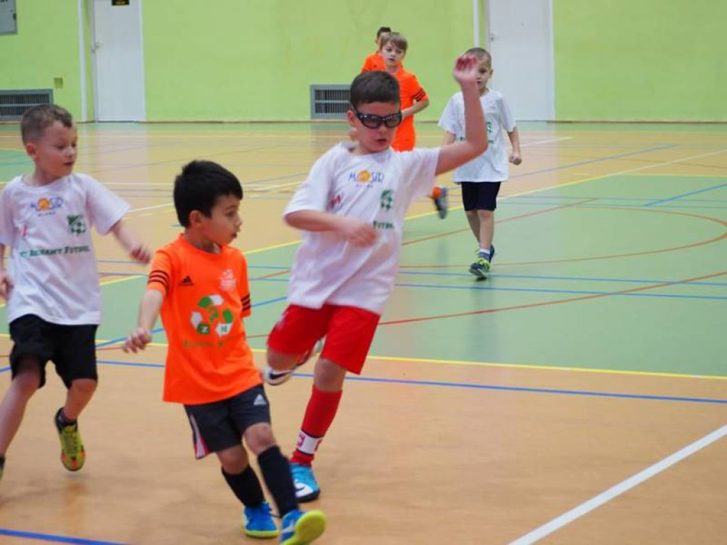 Mikołajki na sportowo. Z piłką i pod siatką