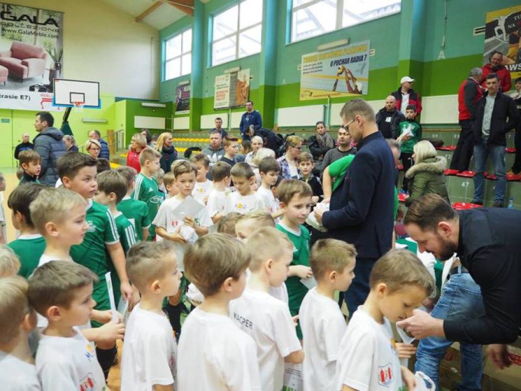 Mikołajki na sportowo. Z piłką i pod siatką