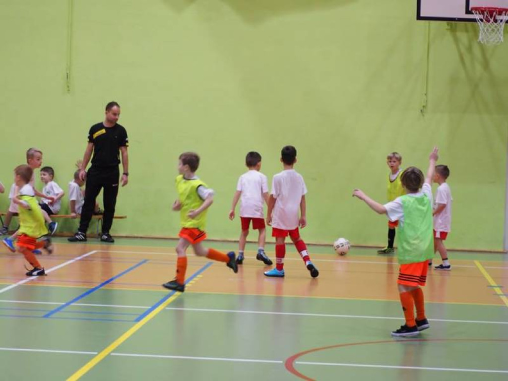 Mikołajki na sportowo. Z piłką i pod siatką