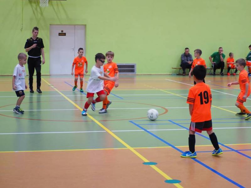 Mikołajki na sportowo. Z piłką i pod siatką