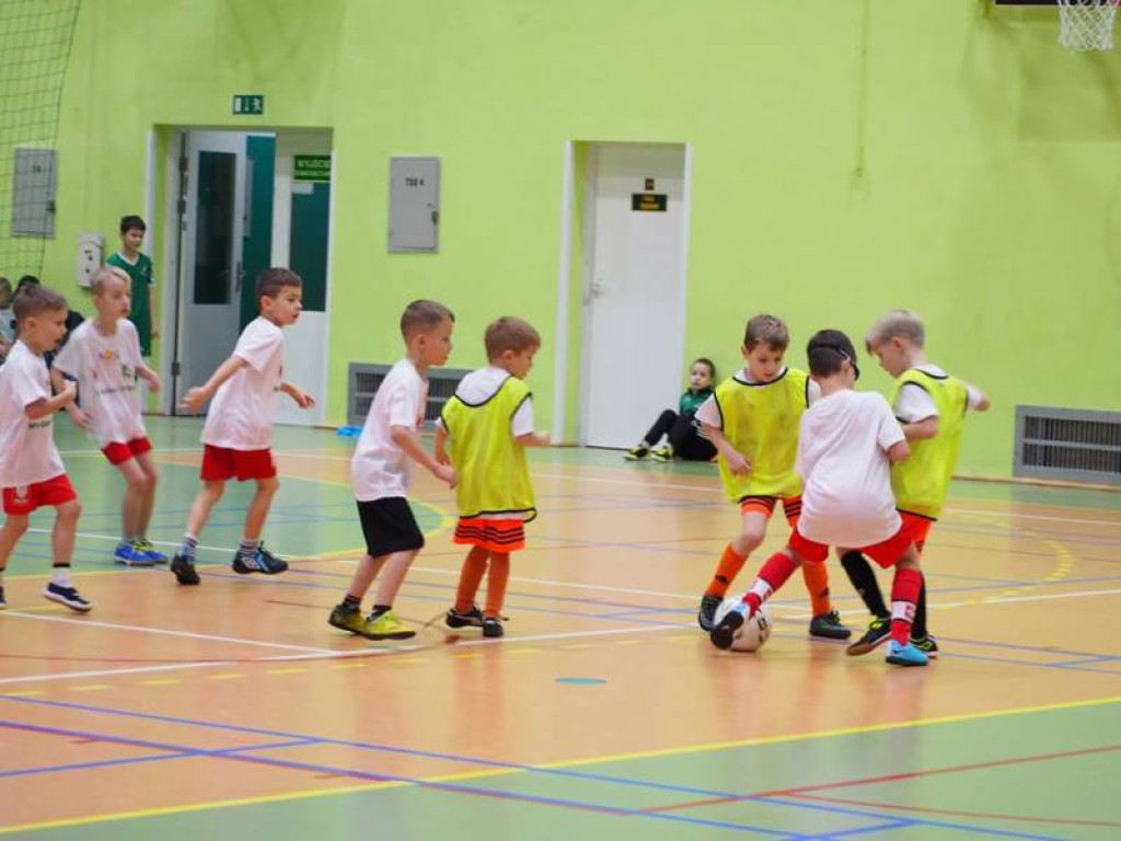 Mikołajki na sportowo. Z piłką i pod siatką