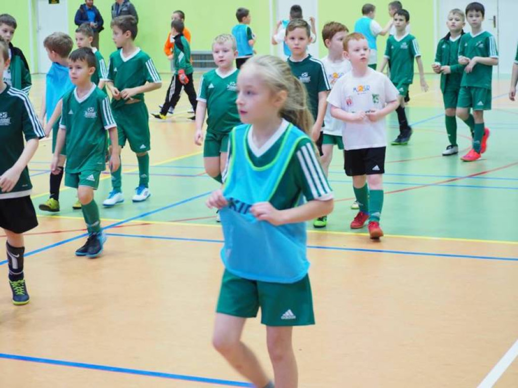 Mikołajki na sportowo. Z piłką i pod siatką