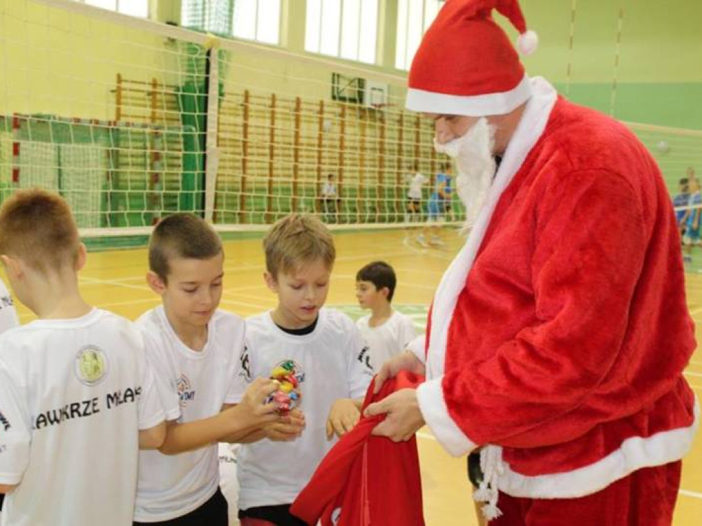 Mikołajki na sportowo. Z piłką i pod siatką