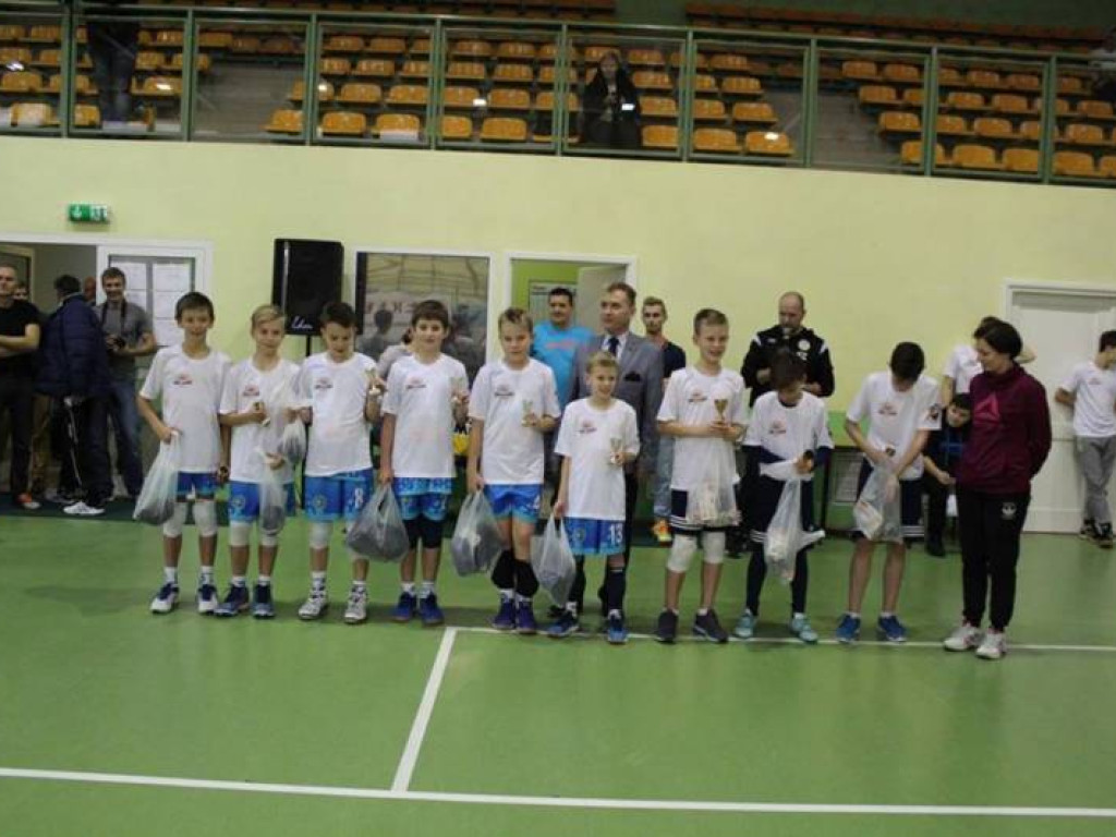 Mikołajki na sportowo. Z piłką i pod siatką