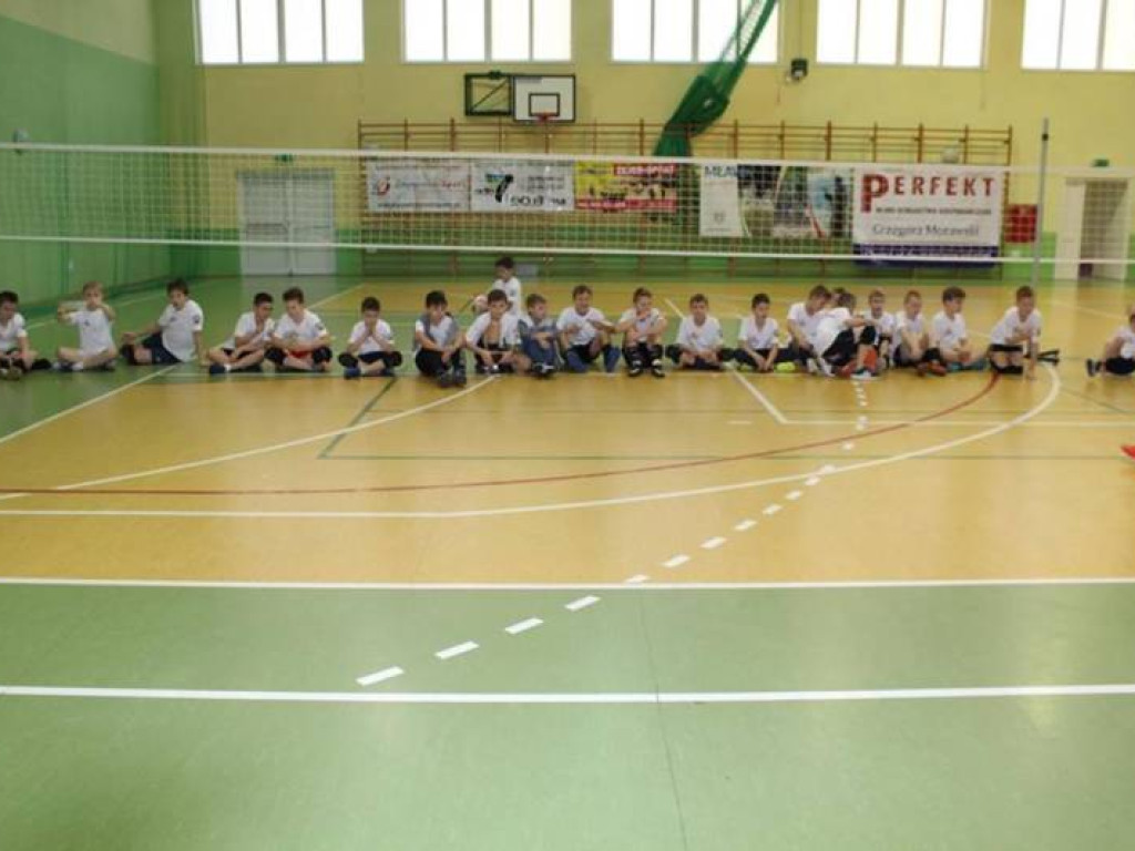 Mikołajki na sportowo. Z piłką i pod siatką