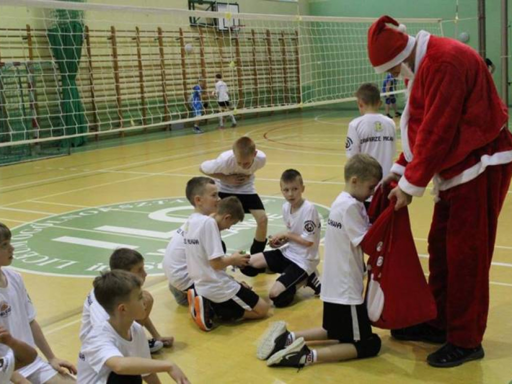 Mikołajki na sportowo. Z piłką i pod siatką