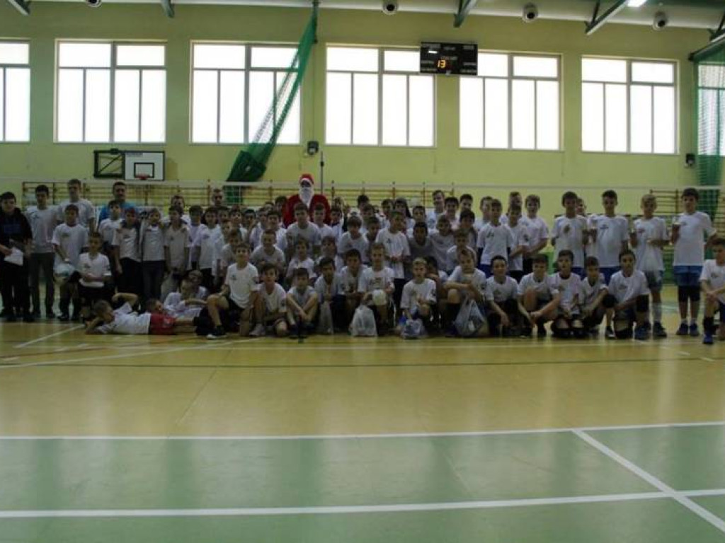 Mikołajki na sportowo. Z piłką i pod siatką