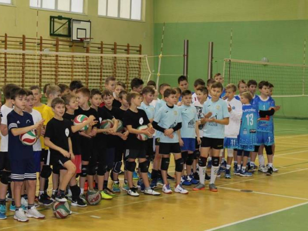 Mikołajki na sportowo. Z piłką i pod siatką