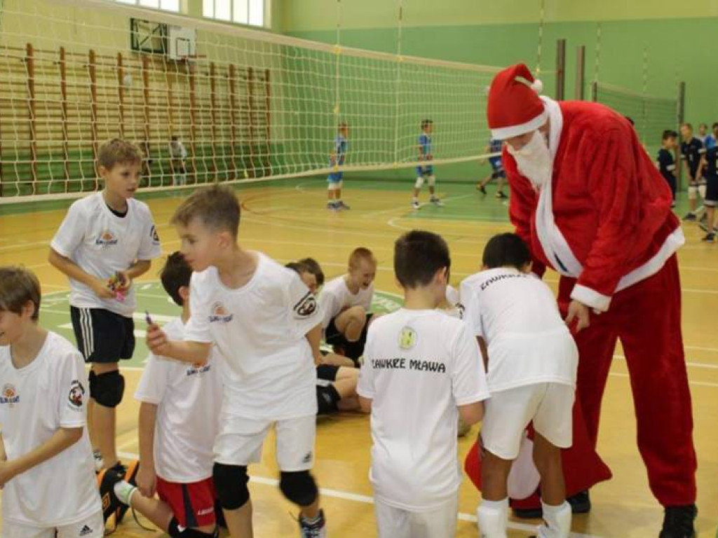 Mikołajki na sportowo. Z piłką i pod siatką