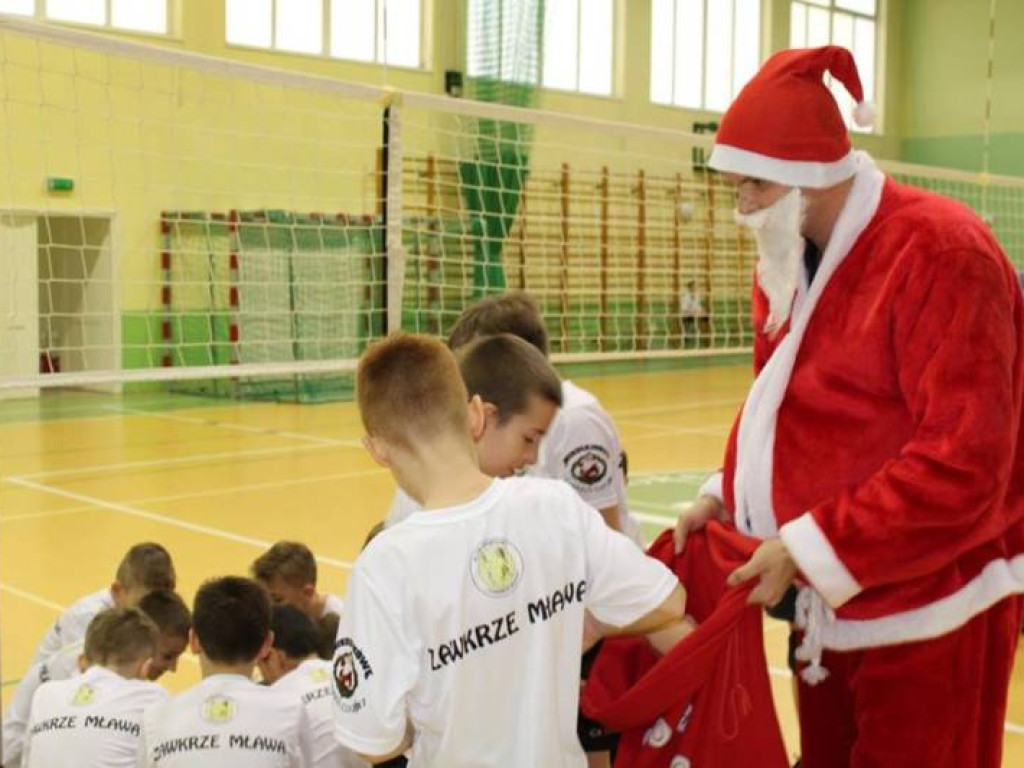 Mikołajki na sportowo. Z piłką i pod siatką