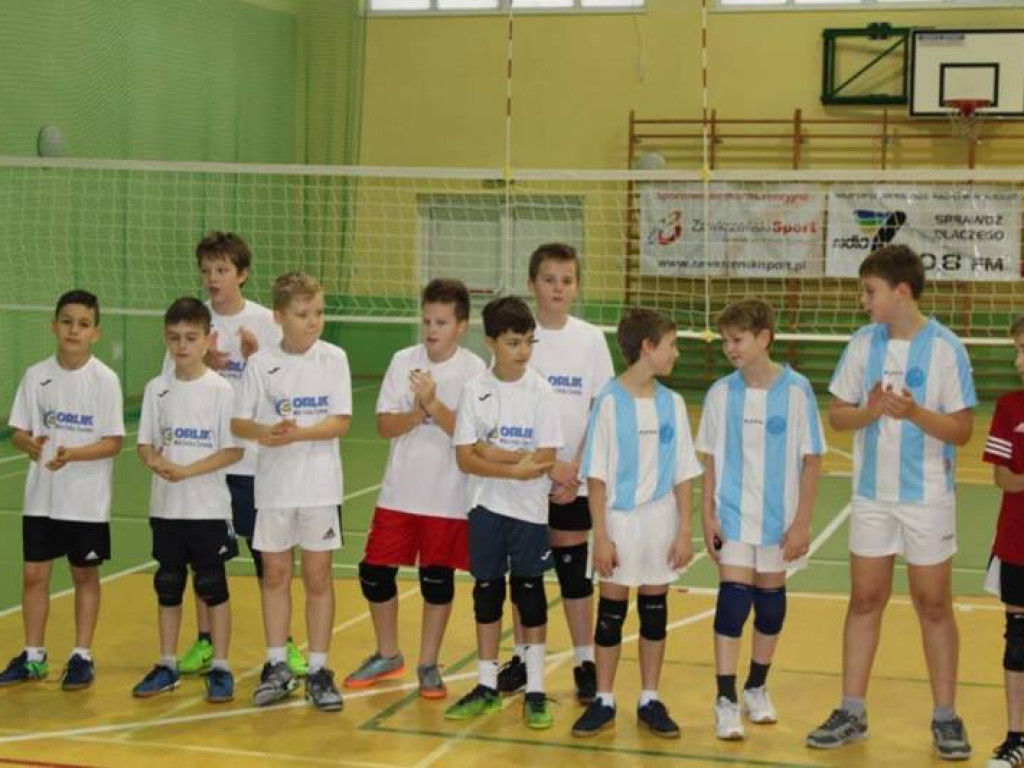 Mikołajki na sportowo. Z piłką i pod siatką