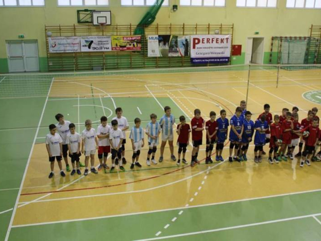 Mikołajki na sportowo. Z piłką i pod siatką