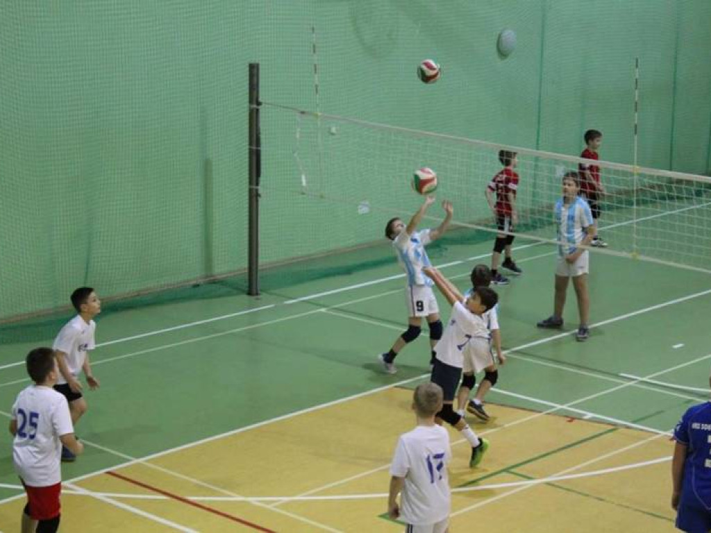 Mikołajki na sportowo. Z piłką i pod siatką