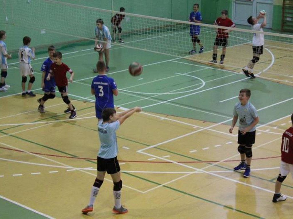 Mikołajki na sportowo. Z piłką i pod siatką