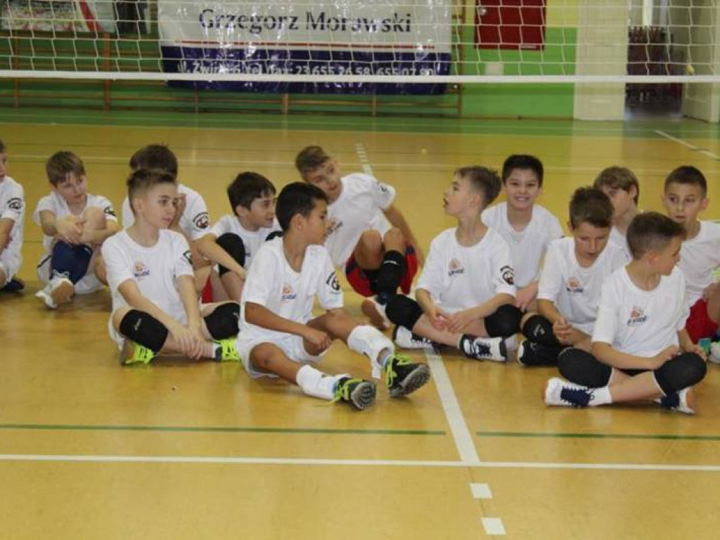 Mikołajki na sportowo. Z piłką i pod siatką