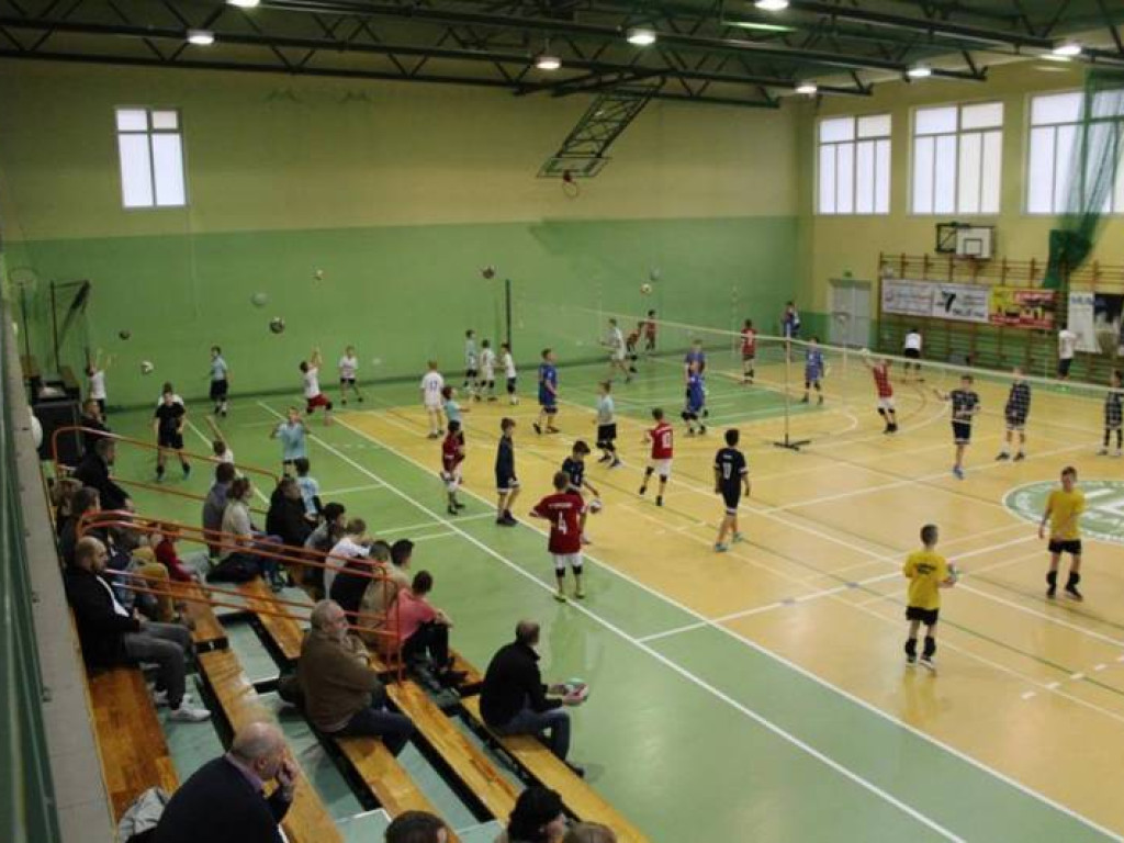 Mikołajki na sportowo. Z piłką i pod siatką