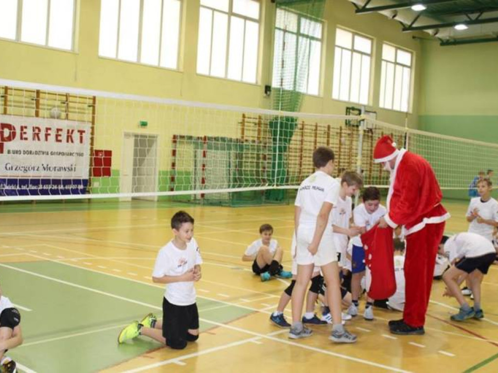 Mikołajki na sportowo. Z piłką i pod siatką