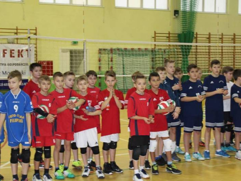 Mikołajki na sportowo. Z piłką i pod siatką