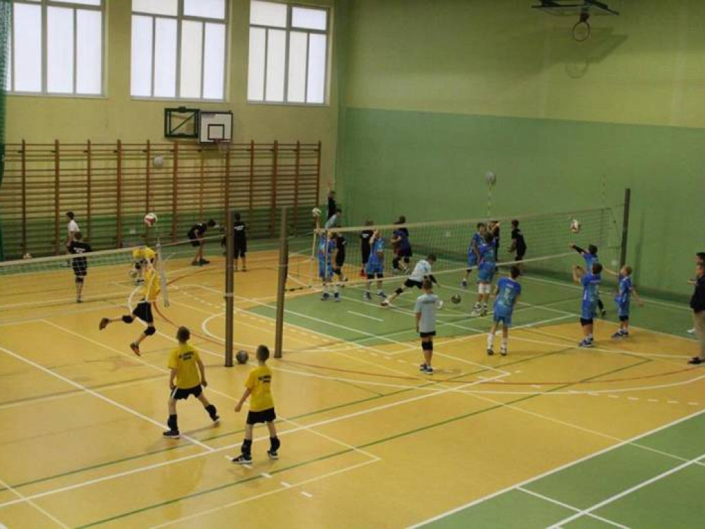 Mikołajki na sportowo. Z piłką i pod siatką