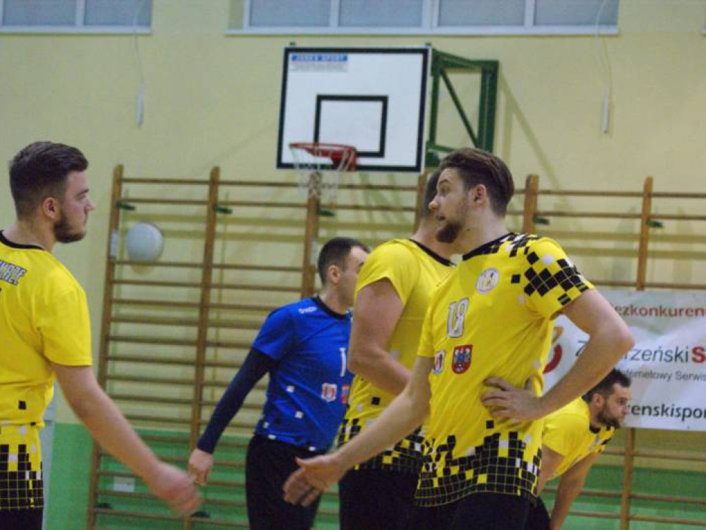 Lider za mocny. Trzy sety i po sprawie