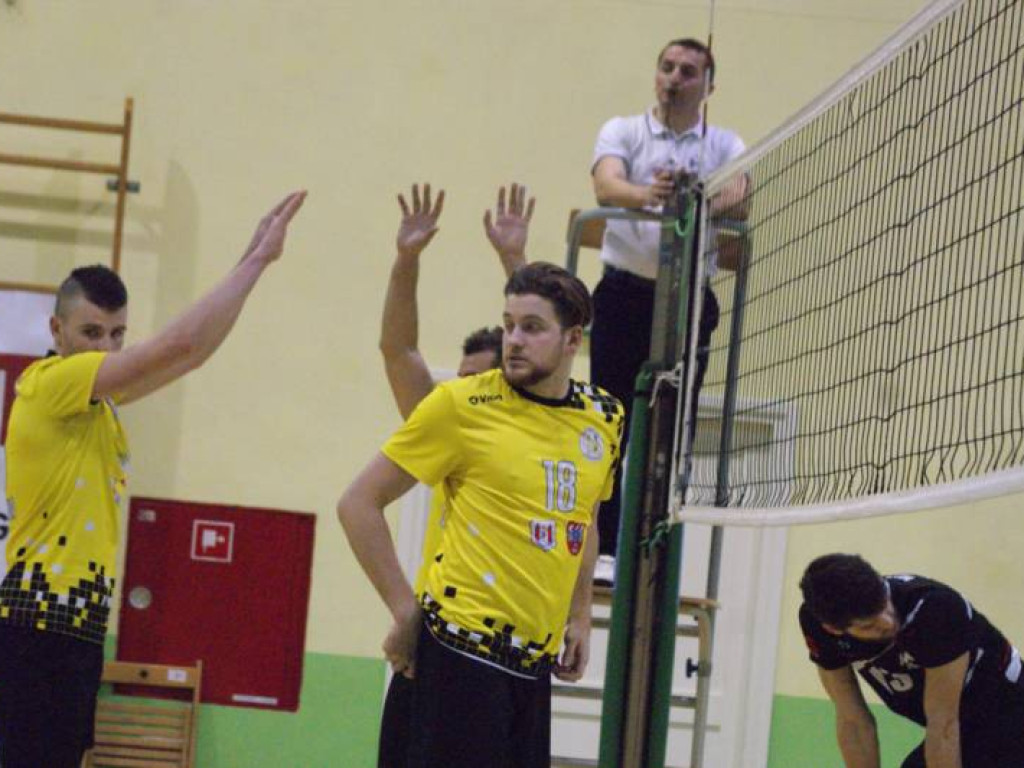 Lider za mocny. Trzy sety i po sprawie