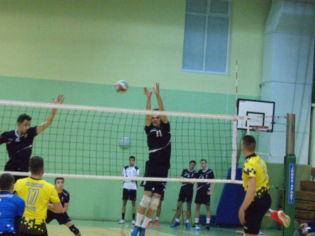 Lider za mocny. Trzy sety i po sprawie