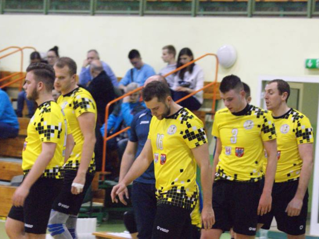 Lider za mocny. Trzy sety i po sprawie