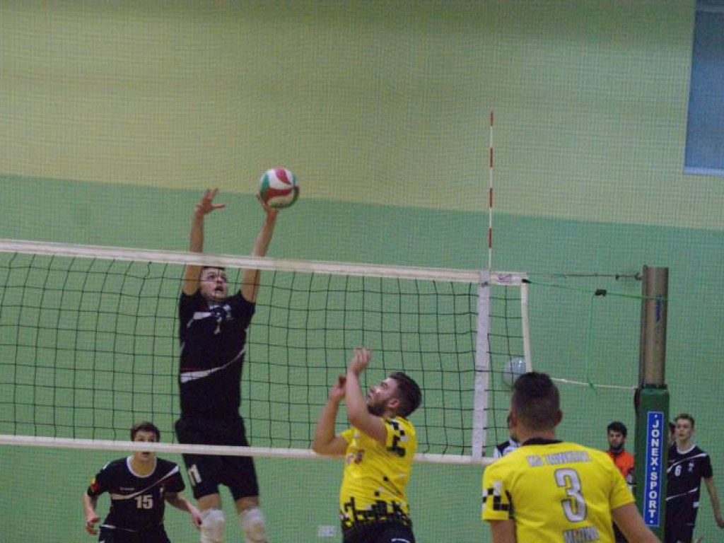 Lider za mocny. Trzy sety i po sprawie