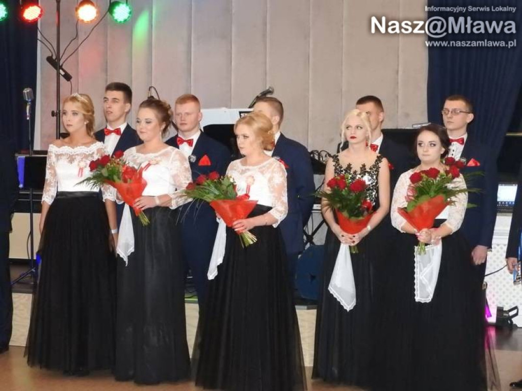 Studniówka ZS nr 3. Zaczęli tradycyjnie od poloneza [WIDEO]