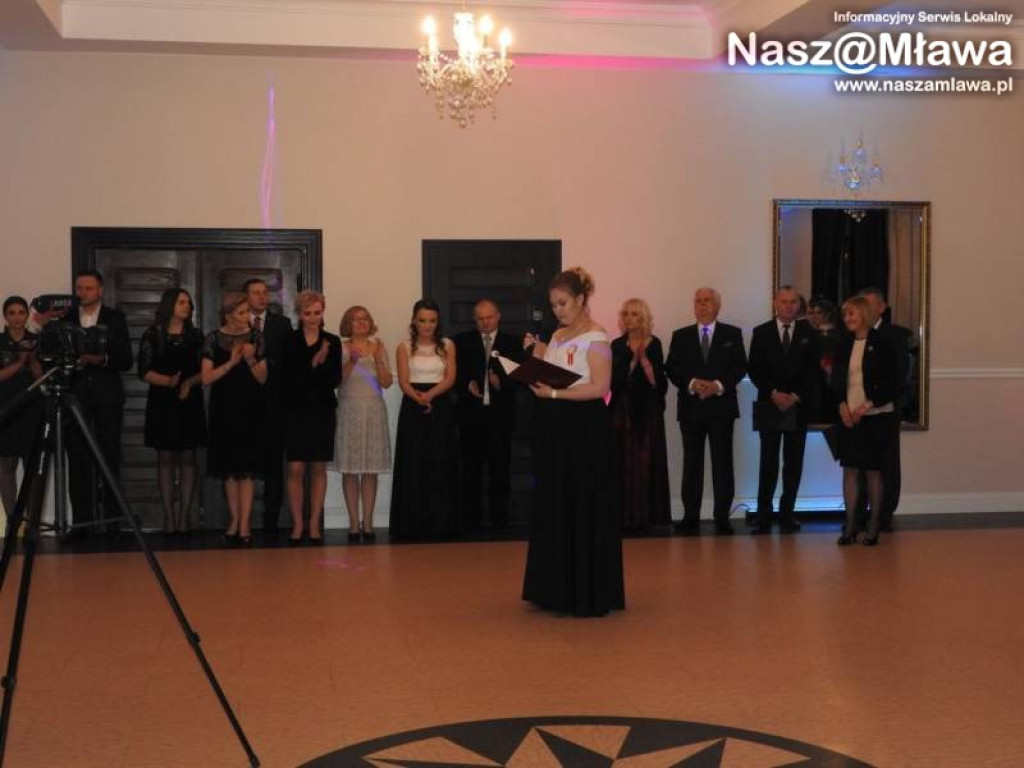 Studniówka ZS nr 3. Zaczęli tradycyjnie od poloneza [WIDEO]