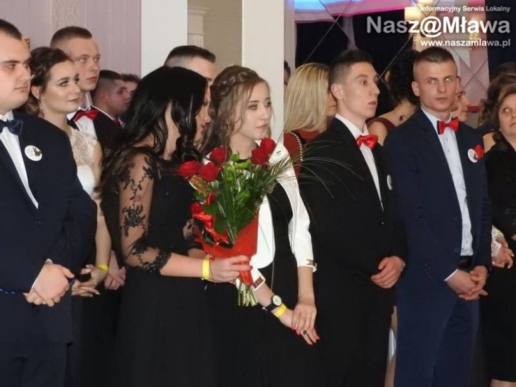 Studniówka ZS nr 3. Zaczęli tradycyjnie od poloneza [WIDEO]