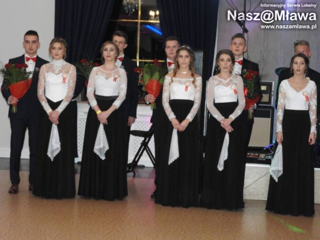 Studniówka ZS nr 3. Zaczęli tradycyjnie od poloneza [WIDEO]