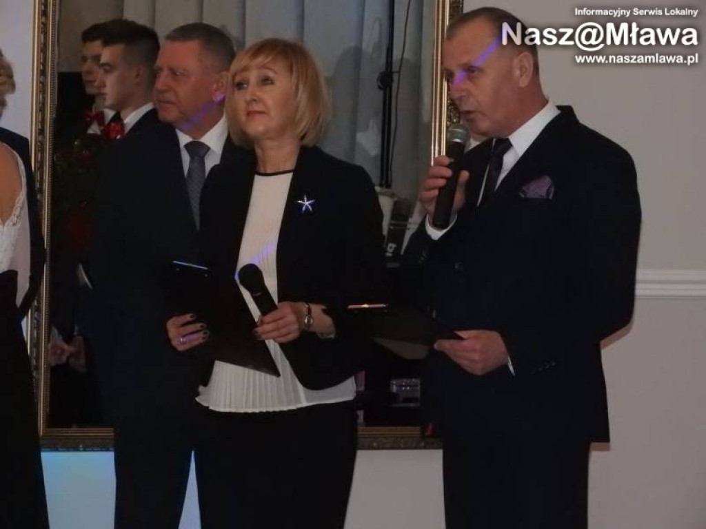Studniówka ZS nr 3. Zaczęli tradycyjnie od poloneza [WIDEO]