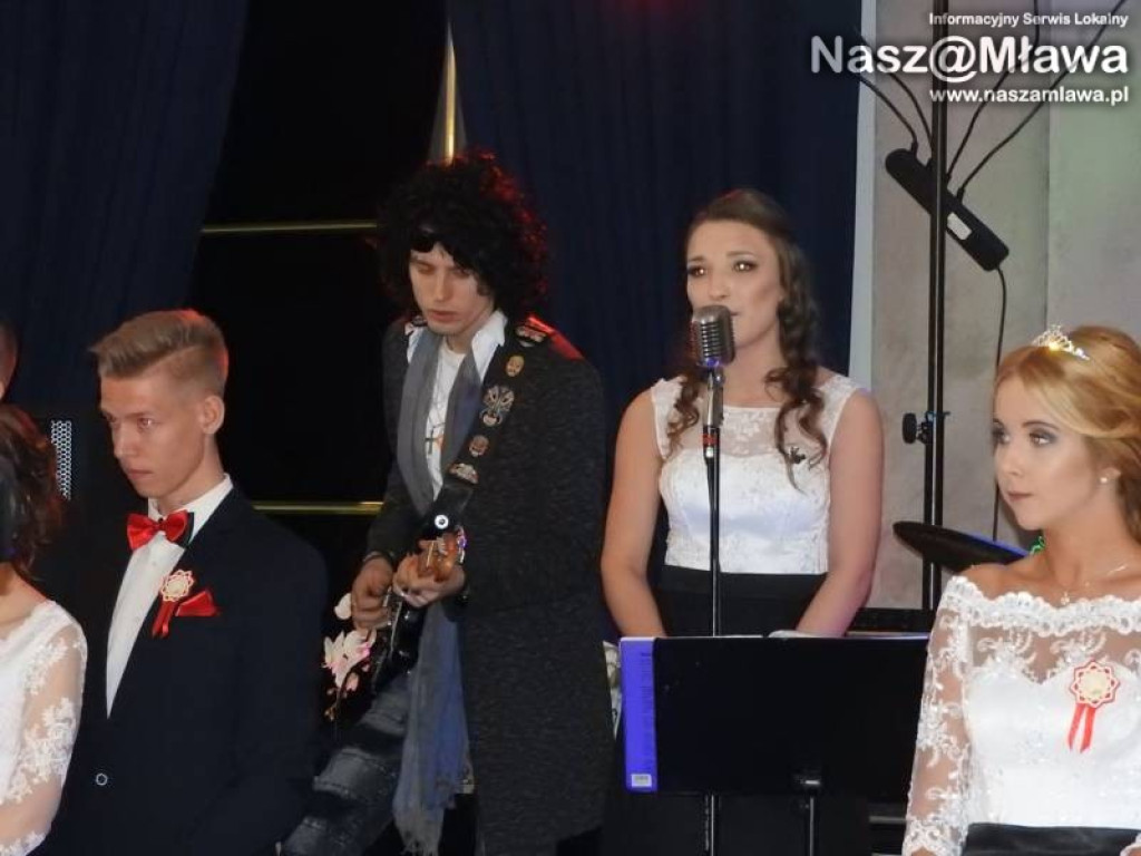 Studniówka ZS nr 3. Zaczęli tradycyjnie od poloneza [WIDEO]