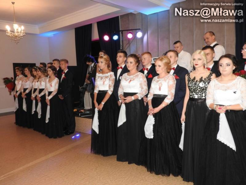 Studniówka ZS nr 3. Zaczęli tradycyjnie od poloneza [WIDEO]