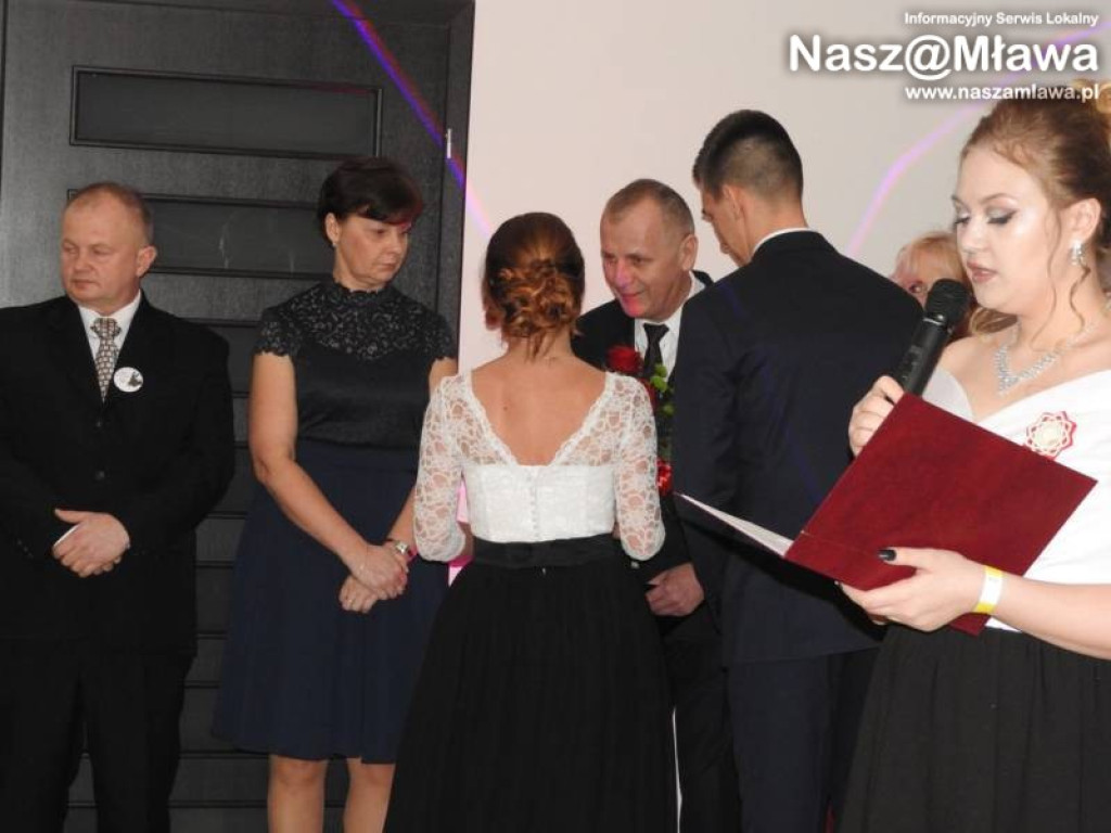 Studniówka ZS nr 3. Zaczęli tradycyjnie od poloneza [WIDEO]