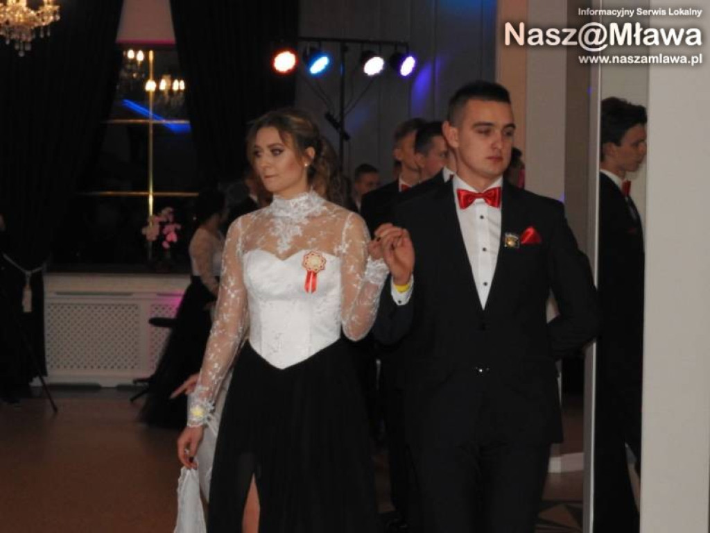 Studniówka ZS nr 3. Zaczęli tradycyjnie od poloneza [WIDEO]