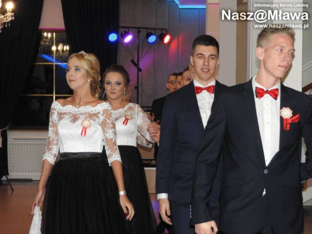 Studniówka ZS nr 3. Zaczęli tradycyjnie od poloneza [WIDEO]