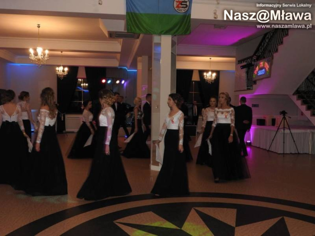 Studniówka ZS nr 3. Zaczęli tradycyjnie od poloneza [WIDEO]