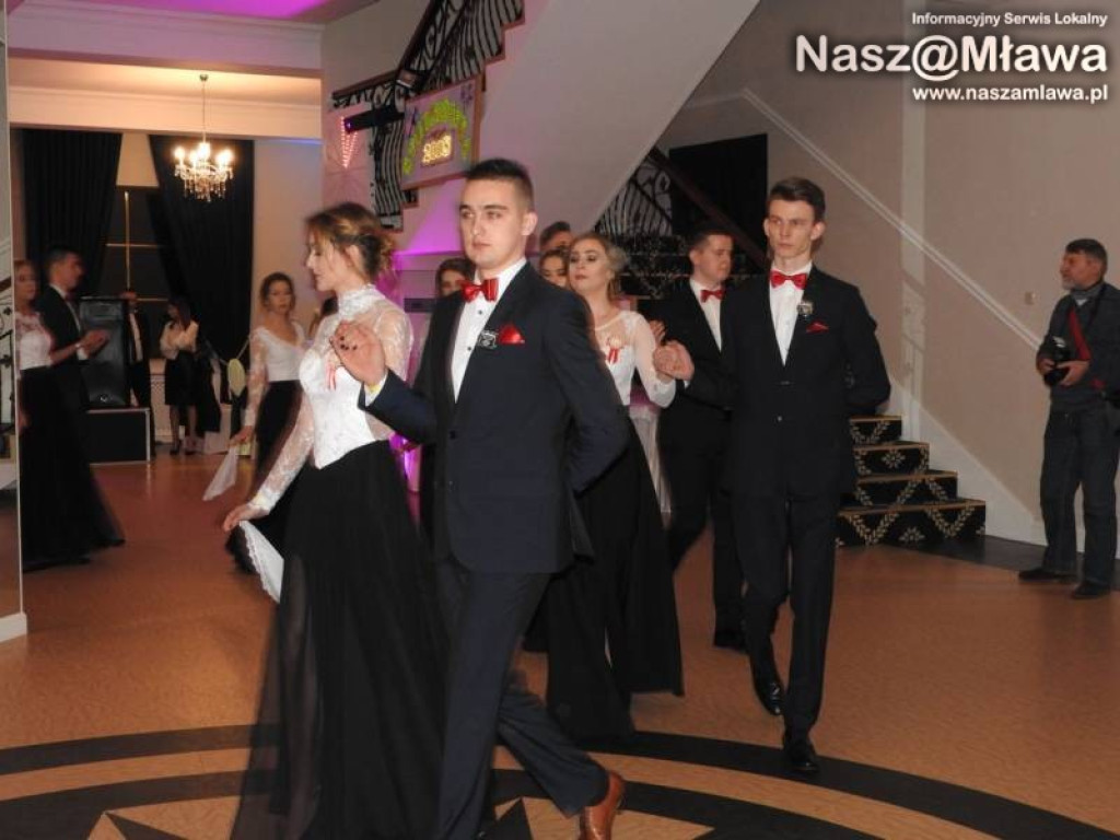 Studniówka ZS nr 3. Zaczęli tradycyjnie od poloneza [WIDEO]