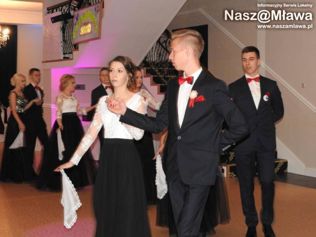 Studniówka ZS nr 3. Zaczęli tradycyjnie od poloneza [WIDEO]