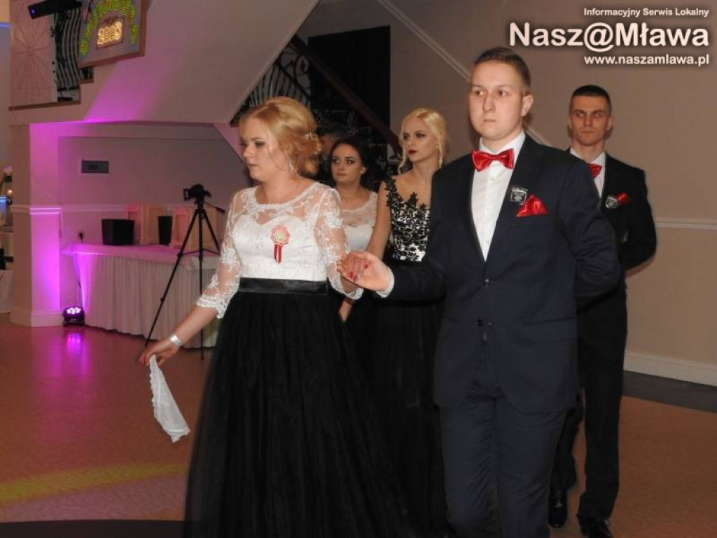 Studniówka ZS nr 3. Zaczęli tradycyjnie od poloneza [WIDEO]