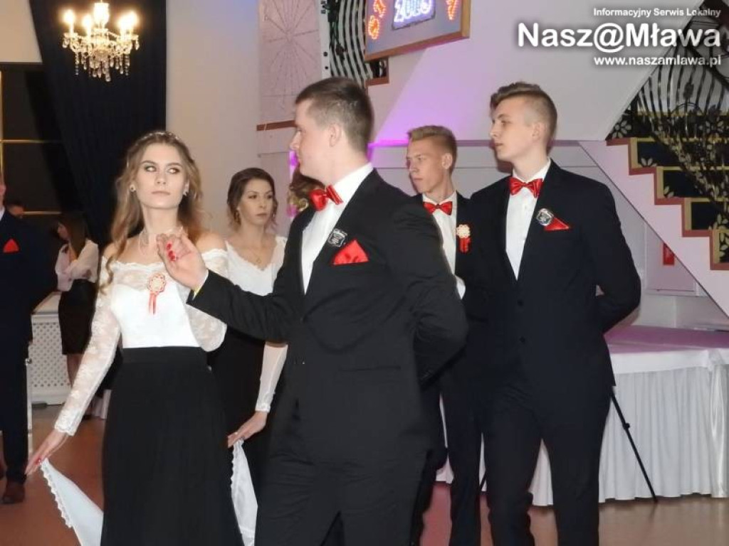 Studniówka ZS nr 3. Zaczęli tradycyjnie od poloneza [WIDEO]