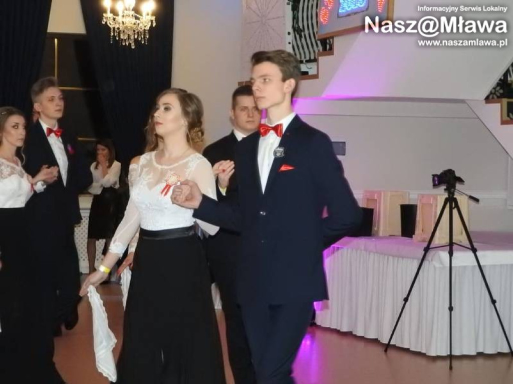 Studniówka ZS nr 3. Zaczęli tradycyjnie od poloneza [WIDEO]