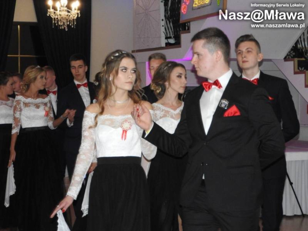 Studniówka ZS nr 3. Zaczęli tradycyjnie od poloneza [WIDEO]